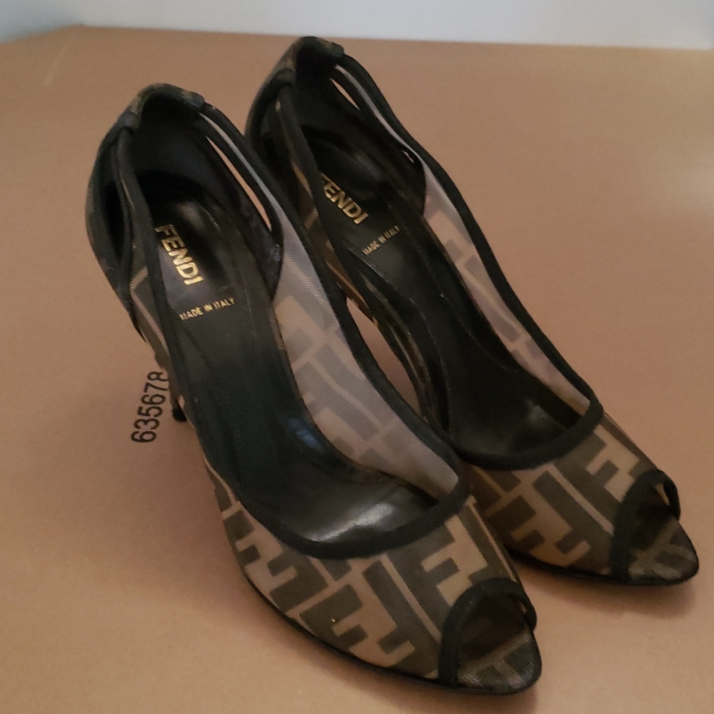 SOLD!!!! Fendi FF logo pumps